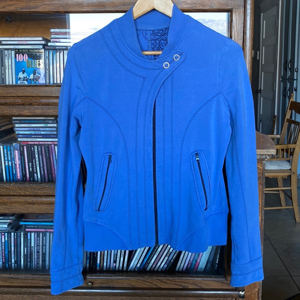 Wow - Vintage Lululemon Light Blue Shaped Jacket - Size 8